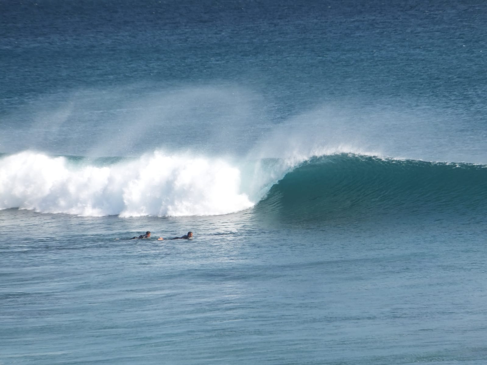 ola de Canarias surfistas Juan Diego y Efrain